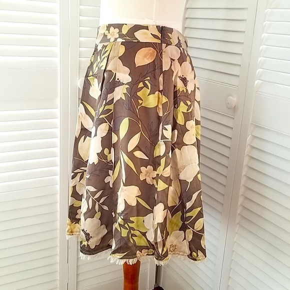 Beautiful Silk Banana Republic Skirt size 0(fits6) - Picture 2 of 8